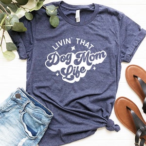 Viviendo esa camisa de la vida de la mamá del perro, camisa divertida de la mamá del perro, camisa de la mamá del perro, camisa del amante del perro, regalos para la mamá del perro, regalo del amante del perro, camisa de la mamá del perro imagen 2