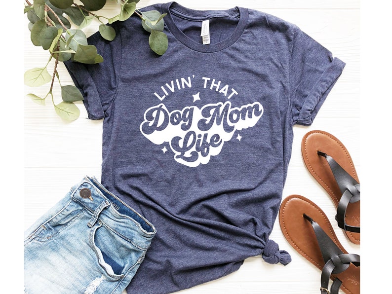 Viviendo esa camisa de la vida de la mamá del perro, camisa divertida de la mamá del perro, camisa de la mamá del perro, camisa del amante del perro, regalos para la mamá del perro, regalo del amante del perro, camisa de la mamá del perro imagen 2
