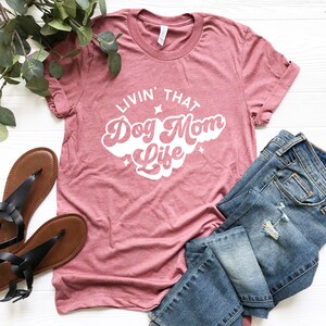 Viviendo esa camisa de la vida de la mamá del perro, camisa divertida de la mamá del perro, camisa de la mamá del perro, camisa del amante del perro, regalos para la mamá del perro, regalo del amante del perro, camisa de la mamá del perro imagen 3