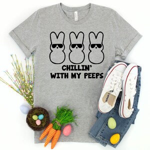 Peut inclure: Un t-shirt gris avec un graphique de trois Peeps de dessin anim&eacute; portant des lunettes de soleil et le texte "Chillin' with my peeps".
