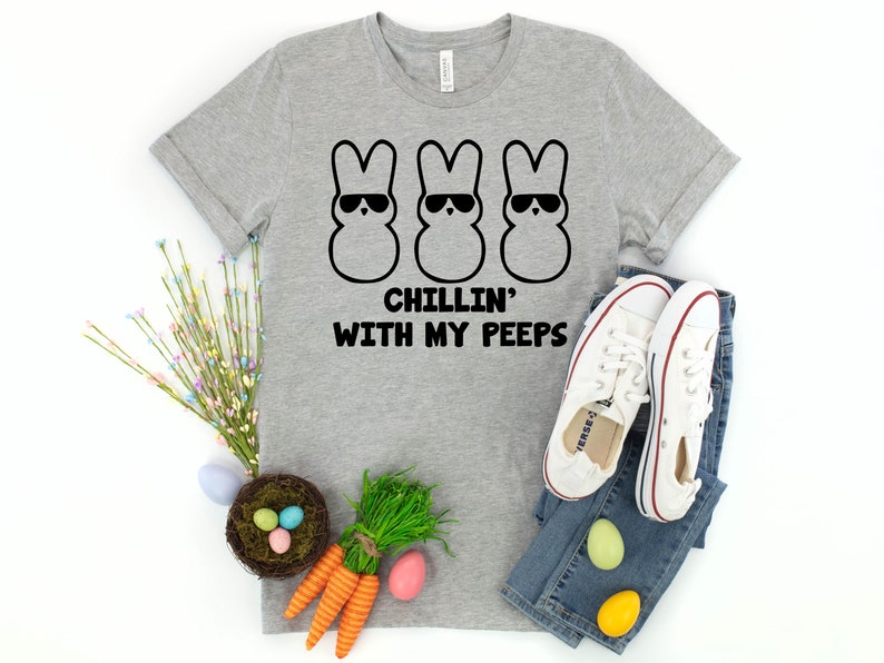 Peut inclure: Un t-shirt gris avec un graphique de trois Peeps de dessin anim&eacute; portant des lunettes de soleil et le texte "Chillin' with my peeps".