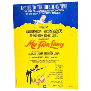 Peut inclure: Une affiche vintage jaune et bleue pour la comédie musicale "My Fair Lady". L'affiche présente le titre en grandes lettres orange stylisées, avec les noms de la distribution et de l'équipe technique. Le haut de l'affiche indique "Get Me to the Church on Time."