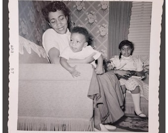 Foto vintage de família em preto e branco, abril de 1957, mãe, filho e filha afro-americanos.