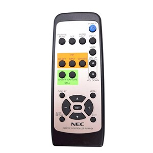 Op de afbeelding: Zwarte en zilveren NEC-afstandsbediening met meerdere knoppen voor verschillende functies. Voorzien van knoppen voor aan/uit, beeldmodus, input, volume en menu. Het afstandsbedieningsmodel is RU-M104.