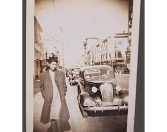 Zdjęcie z lat 30. XX wieku przedstawiające Afroamerykankę w samochodach w San Francisco, w teatrze Uptown, Sutter Steiner