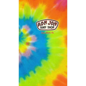 Puede incluir: Una toalla de playa te&ntilde;ida con un remolino de colores vibrantes: naranja, amarillo, verde, azul y morado. La toalla presenta el logotipo "Ron Jon Surf Shop" en un &oacute;valo blanco con borde negro.