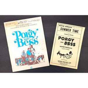 Op de afbeelding: Twee vintage bladmuziekboeken voor "Porgy and Bess" van George Gershwin. Eén heeft een blauw-witte omslag met de titel en illustraties. De andere is een kleiner, crèmekleurig boek met de titel "Summer Time" en een tekening van een geitenkar.
