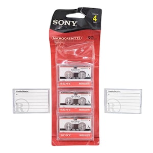 Puede incluir: Un paquete de cuatro microcassettes Sony MC-90 en un embalaje de plástico rojo y transparente. Cada cassette tiene el logotipo de Sony y "MC-90" impreso. También se incluyen dos etiquetas de RadioShack.