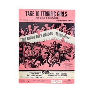 Puede incluir: Portada de partituras vintage de "Take 10 Terrific Girls" de "The Night They Raided Minsky's". La portada tiene un fondo rosa con texto negro e ilustraciones de bailarines y un coche de policía. La partitura es de United Artists Music Co.