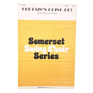 Pode incluir: Capa de partitura musical vintage com o título "Curtain's Going Up!" e "Somerset Swing Choir Series". A capa tem um fundo listrado amarelo e branco. O texto é em preto e branco. Publicado pela Somerset Press.
