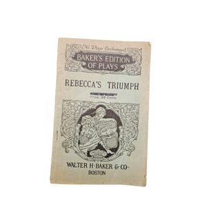 Könnte beinhalten: Ein Vintage-Buchcover für "Rebecca's Triumph" von Walter H. Baker & Co. Das Cover zeigt verzierte Schnörkel, den Titel und den Text "Baker's Edition of Plays". Der Preis ist mit 35 Cent angegeben. Das Cover ist gealtert und hat eine hellbraune Farbe.