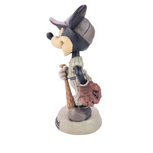 Peut inclure: Figurine d'une souris de dessin anim&eacute; en uniforme de baseball, tenant une batte et portant un gant et une casquette. La souris porte un uniforme &agrave; rayures avec un gant et une casquette marron. La figurine est sur une base ronde.