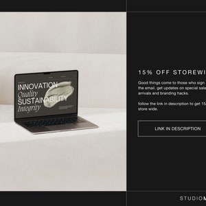 Pu&ograve; includere: Un computer portatile che mostra un sito web con il testo "INNOVATION, Quality, SUSTAINABILITY, Integrity". Il laptop &egrave; su una superficie bianca. Il testo "15% OFF STOREWIDE" &egrave; visualizzato sul lato destro dell'immagine. Il testo "Good things come to those who sign up to the email. Get updates on special sales, new arrivals and branding hacks." &egrave; visualizzato sotto il testo "15% OFF STOREWIDE". Il testo "follow the link in description to get 15% off store wide." &egrave; visualizzato sotto il testo precedente. Il testo "LINK IN DESCRIPTION" &egrave; visualizzato in un pulsante sotto il testo precedente. Il testo "STUDIOMAYDE" &egrave; visualizzato nella parte inferiore dell'immagine.