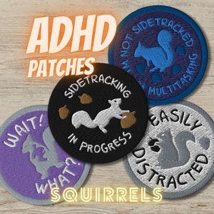 Peut inclure: Quatre patchs brodés thermocollants avec un motif d'écureuil et du texte lié au TDAH. Les patchs sont en violet, bleu, noir et gris. Le texte sur les patchs est "Wait! What?", "Not Sidetracked In Multitasking", "Sidetracking In Progress", et "Easily Distracted".