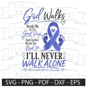Puede incluir: Un diseño gráfico digital con el texto azul God Walks Beside Me On The Good Days, And Carries Me On The Bad. I'LL NEVER WALK ALONE. Incluye un lazo de concienciación azul, dos huellas azules y corazones pequeños, con el texto Rheumatoid Arthritis Awareness.