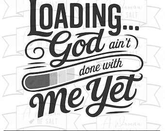 Cargando "Dios aún no ha terminado conmigo" SVG, PNG cristiano para camisetas, cita divertida de fe, diseño de sublimación religiosa, archivos de corte Cricut SVG y PNG