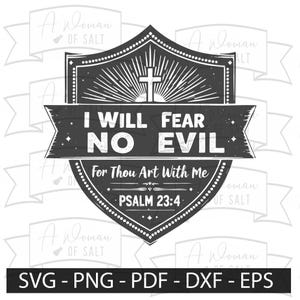 Può includere: Grafica in bianco e nero a forma di scudo con una croce in alto e il testo "I WILL FEAR NO EVIL" in un font vintage. Il testo "For Thou Art With Me" è sotto il testo principale, e il testo "PSALM 23:4" è in fondo allo scudo.