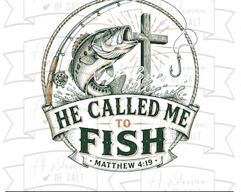 Peut inclure: Une illustration graphique montrant un bar à grande bouche sautant hors de l'eau près d'une croix et d'une canne à pêche. Le texte indique HE CALLED ME TO FISH et MATTHEW 4:19. Le design utilise des tons vert foncé, marron et crème.