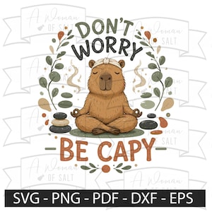Può includere: Un'illustrazione digitale di un capibara marrone seduto in posizione del loto con gli occhi chiusi, circondato da rami di eucalipto e pietre impilate. Il testo recita DON'T WORRY BE CAPY. Il design include le etichette SVG, PNG, PDF, DXF e EPS.