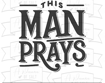 Puede incluir: Diseño gráfico en blanco y negro con el texto "This Man Prays".