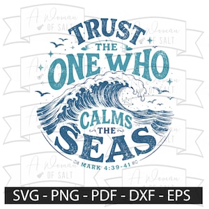 Może przedstawiać: Projekt graficzny przedstawiający dużą falę oceaniczną w centrum z napisem "TRUST THE ONE WHO CALMS THE SEAS" niebieskimi, postarzanymi literami. Wokół fali latają małe ptaki, a na dole znajduje się napis "MARK 4:39-41".