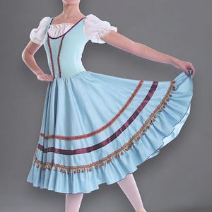 Professionelles spanisches Tanzkostüm im Bauernstil