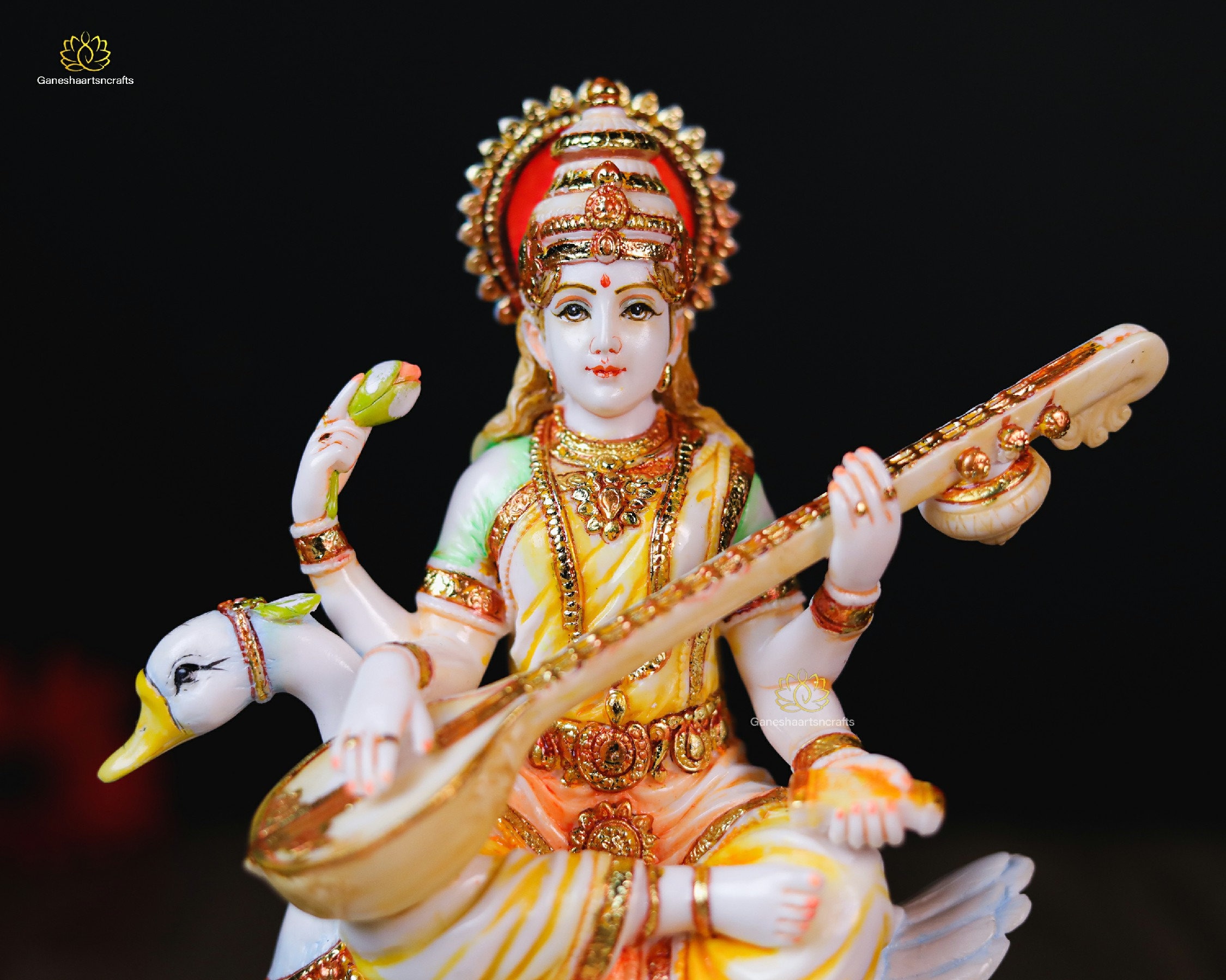 真鍮製サラスワティ知識の女神。最も美しく輝く顔を持つ 白鳥に乗ったサラスワティ女神像：接着ブロンズ製ヒンドゥー美術（21cm