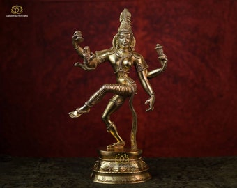 Puede incluir: Una estatua de metal de color dorado de una deidad hindú, Shiva Nataraja, en una pose de baile. La estatua está sobre una base circular con detalles intrincados.