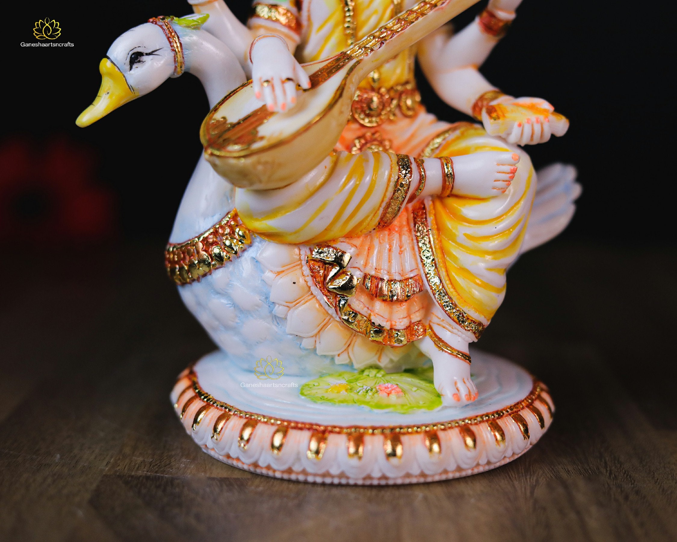 真鍮製サラスワティ知識の女神。最も美しく輝く顔を持つ 真鍮製サラスワティ知識の女神。最も美しく輝く顔を持つ