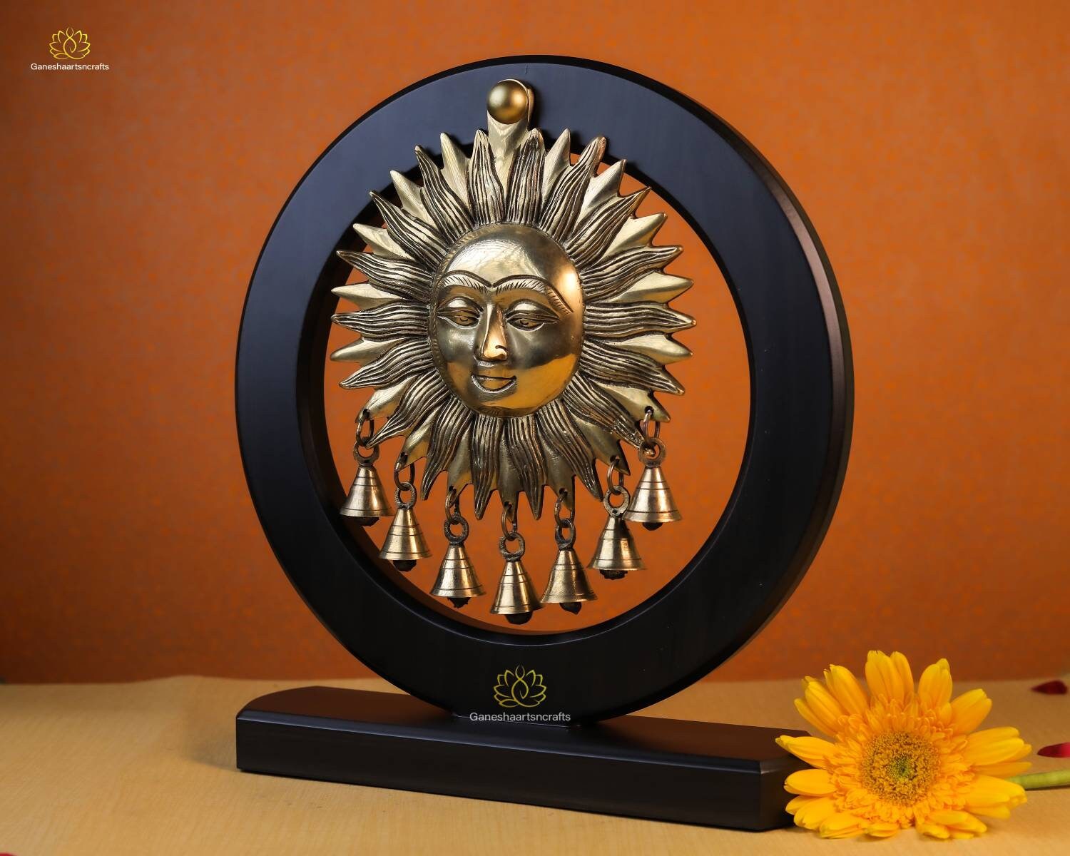 USAアンティークショップ購入 金属製太陽の顔装飾品 木製ベース付き｜USA