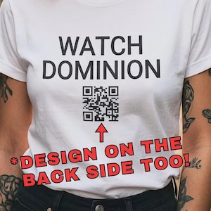 Op de afbeelding: Een wit T-shirt met korte mouwen met de zwarte tekst WATCH DOMINION boven een zwarte QR-code. Onder de QR-code staat een rode pijl die naar boven wijst en de rode tekst *DESIGN ON THE BACK SIDE TOO! in een vetgedrukt lettertype.