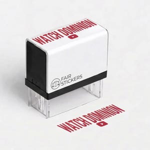 Puede incluir: Un sello blanco con el texto rojo "WATCH DOMINION" y un logotipo de YouTube. El sello también presenta el logotipo "FAIR STICKERS". Una impresión estampada del texto es visible debajo.