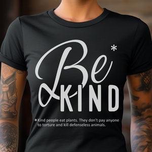 Peut inclure: T-shirt noir avec du texte blanc qui dit "Be Kind" et une ligne de texte plus petite qui dit "*Kind people eat plants. They don't pay anyone to torture and kill defenseless animals."