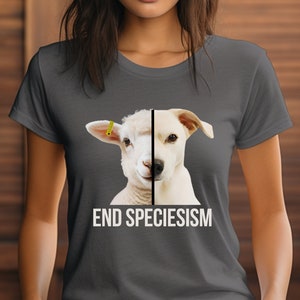 Puede incluir: Una camiseta gris con la cabeza de un perro y una oveja blanca dividida por la mitad. El texto "END SPECIESISM" está impreso debajo de la imagen.
