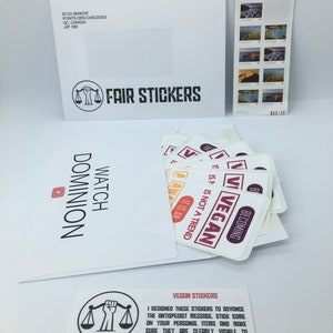 Op de afbeelding: Een set veganistische stickers met verschillende boodschappen, waaronder "Vegan", "Vegan worden", "Het is een bewustzijn", "Als het geen trend is" en "Watch Dominion". De stickers zijn gedrukt op wit papier met rode, oranje en paarse tekst. De stickers zijn verpakt in een witte envelop met de woorden "Fair Stickers" erop gedrukt.
