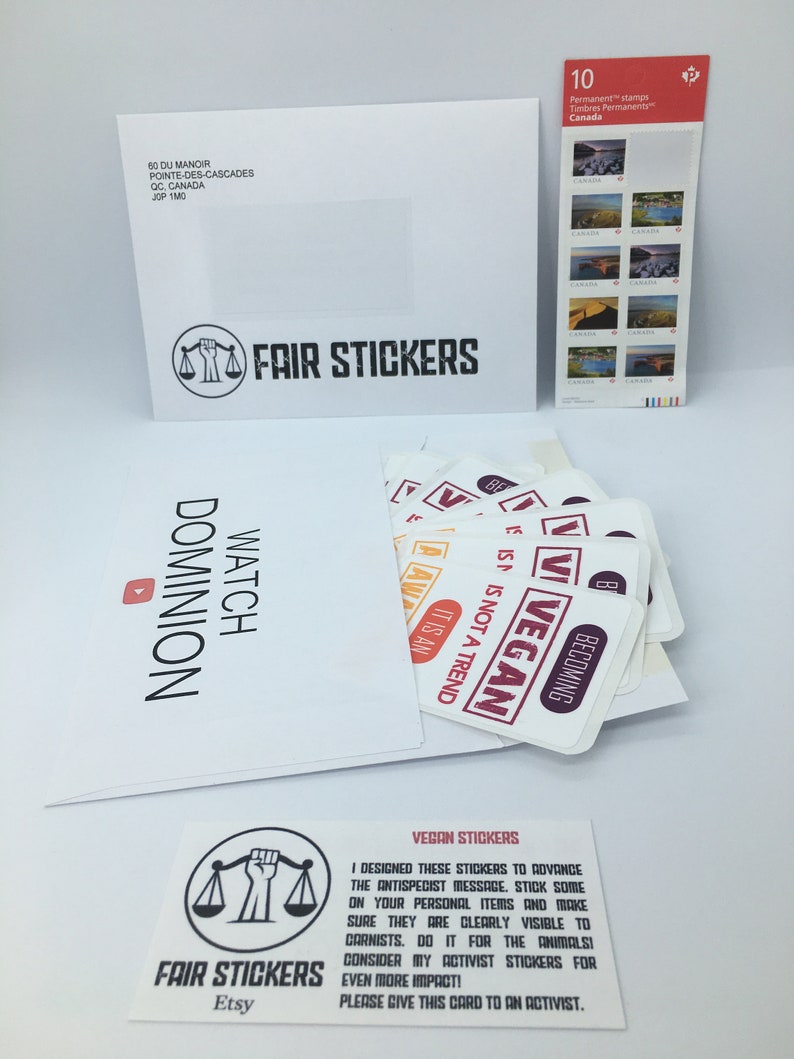 Op de afbeelding: Een set veganistische stickers met verschillende boodschappen, waaronder "Vegan", "Vegan worden", "Het is een bewustzijn", "Als het geen trend is" en "Watch Dominion". De stickers zijn gedrukt op wit papier met rode, oranje en paarse tekst. De stickers zijn verpakt in een witte envelop met de woorden "Fair Stickers" erop gedrukt.