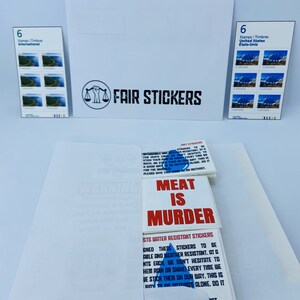 Pode incluir: Um conjunto de adesivos resistentes &agrave; &aacute;gua com o texto "Meat is Murder" em letras vermelhas e azuis. Os adesivos s&atilde;o projetados para serem dur&aacute;veis e resistentes &agrave;s intemp&eacute;ries. O texto "Por favor, d&ecirc; isto a um ativista" est&aacute; impresso na parte de tr&aacute;s dos adesivos.