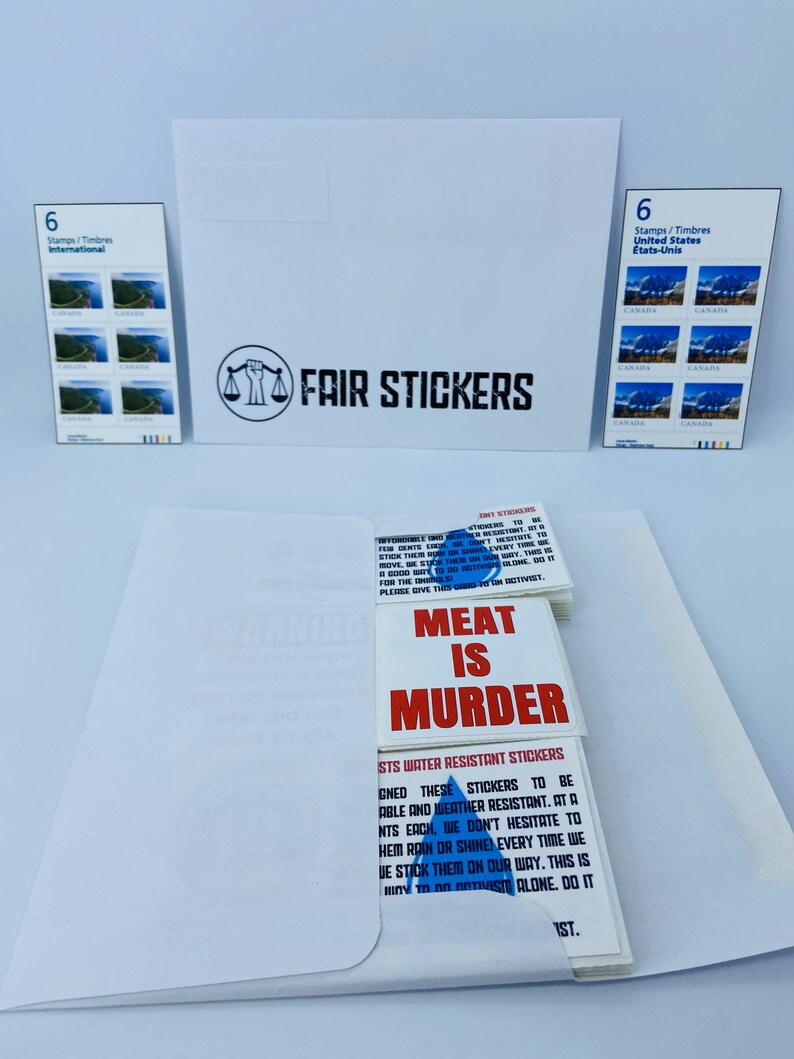 Pode incluir: Um conjunto de adesivos resistentes &agrave; &aacute;gua com o texto "Meat is Murder" em letras vermelhas e azuis. Os adesivos s&atilde;o projetados para serem dur&aacute;veis e resistentes &agrave;s intemp&eacute;ries. O texto "Por favor, d&ecirc; isto a um ativista" est&aacute; impresso na parte de tr&aacute;s dos adesivos.