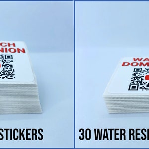 Pode incluir: Duas pilhas de adesivos quadrados brancos com um logotipo do YouTube vermelho e o texto "WATCH DOMINON" em vermelho. A pilha &agrave; esquerda tem 60 adesivos de papel e a pilha &agrave; direita tem 30 adesivos resistentes &agrave; &aacute;gua.