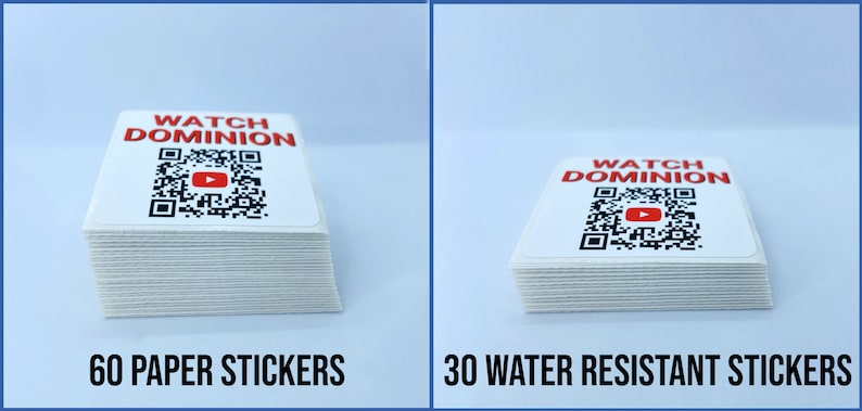 Pode incluir: Duas pilhas de adesivos quadrados brancos com um logotipo do YouTube vermelho e o texto "WATCH DOMINON" em vermelho. A pilha &agrave; esquerda tem 60 adesivos de papel e a pilha &agrave; direita tem 30 adesivos resistentes &agrave; &aacute;gua.