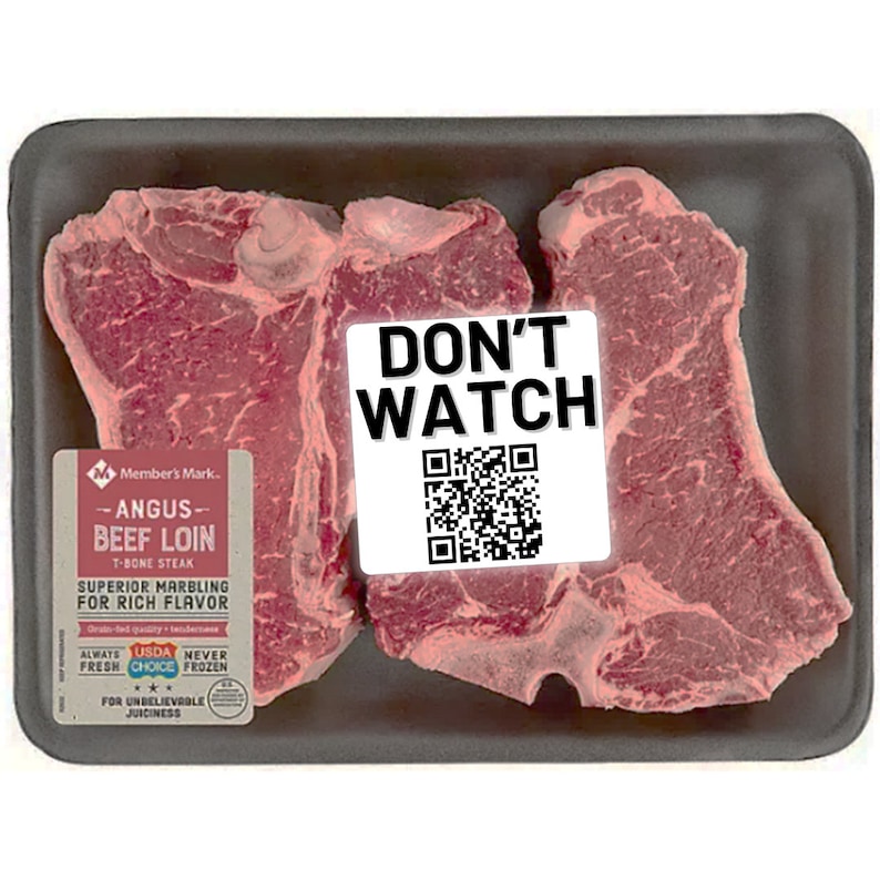 Pode incluir: Dois bifes de T-bone crus em uma bandeja de pl&aacute;stico preto. Os bifes s&atilde;o etiquetados como "Angus Beef Loin" e "Marmoreio superior para um sabor rico". Um adesivo branco com o texto "N&Atilde;O ASSISTIR" e um c&oacute;digo QR est&aacute; nos bifes.