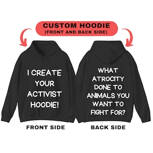 Op de afbeelding: Zwarte hoodie met witte tekst. De voorkant zegt "Ik maak je activist hoodie!" en de achterkant zegt "Welke wreedheid tegen dieren wil je bestrijden?"