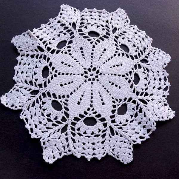 White round crochet doily 23 cm diameter, handmade lace doily