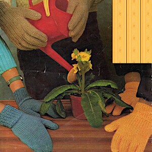 Op de afbeelding: Drie paar gebreide handschoenen in verschillende kleuren: beige, blauw en oranje. De handschoenen worden gebruikt voor tuinieren, een paar houdt een rode gieter vast en een ander paar houdt een potplant met gele bloemen vast.