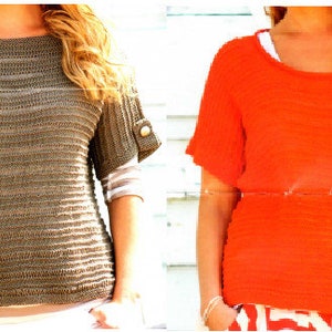 以下が含まれることがあります： 2人の女性が半袖のニットトップを着ています。左側のトップは、袖にボタンのディテールが付いた茶色のニットトップです。右側のトップは明るいオレンジ色のニットトップです。
