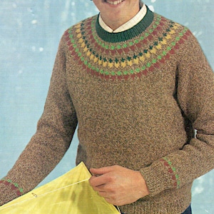 Puede incluir: Un suéter marrón con un patrón geométrico colorido alrededor del cuello y los puños. El suéter está hecho de un hilo suave y texturizado.