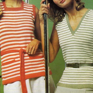 Pode incluir: Dois tops de malha listrada sem mangas. O top à esquerda é vermelho e branco com um cinto combinando e um bolso. O top à direita é verde e branco com um cinto castanho.