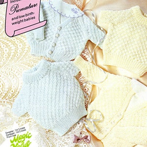 Peut inclure: Quatre vêtements en tricot pour bébé en bleu et jaune. Les vêtements comprennent un cardigan, un pull et deux bonnets. Le texte sur l'image indique "Comprend des tailles pour les bébés prématurés et les bébés de faible poids. Pull : 1ère 3 tailles Cardigan : 1ère 2 tailles D'une seule Magic Value 100g pelote."