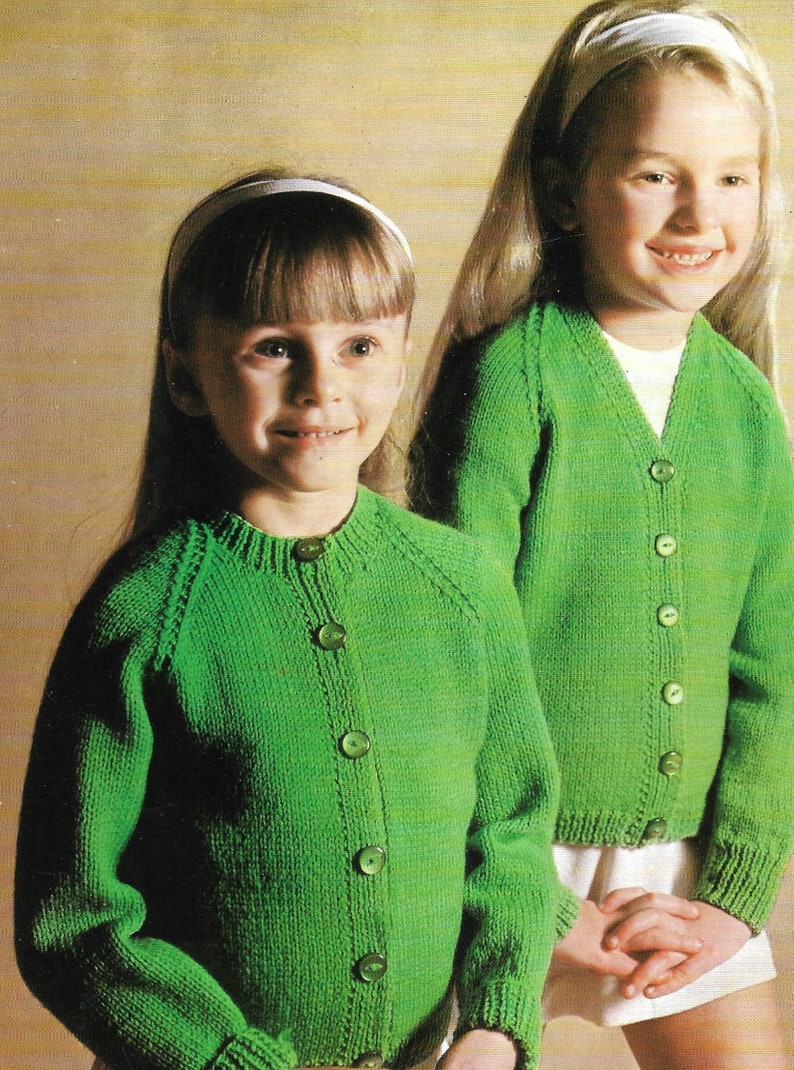 Strickanleitung Mädchen Strickjacke V-Ausschnitt Rundhals schlichte Strickjacke für Kinder PDF-24-34Brust, Vintage Anleitung Sofort download Bild 1