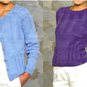 Puede incluir: Dos suéteres para mujer, uno azul claro y otro morado, ambos con mangas largas y cuello redondo. Los suéteres están tejidos y tienen un diseño texturizado.